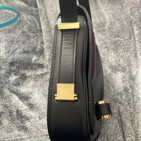 NWOT Ted Baker Beesome Slim Bow
Mid crossbody handbag,  8"x7.5"x2.25" BLACK - Picture 5 of 14